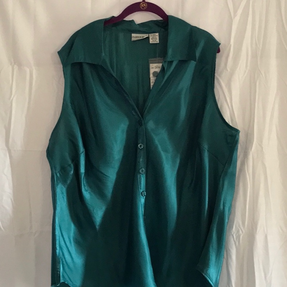 Cute teal sleeveless top.